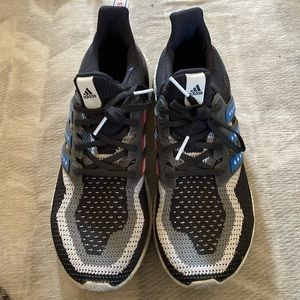 ADIDAS. Men’s tennis shoe.